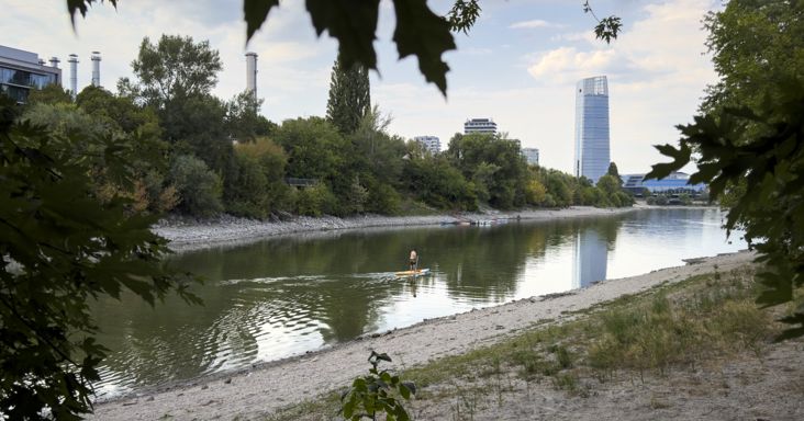 GTA Újbuda: a Dunába ugrott a rendőrök elől menekülő sofőr, majd kimászott a partra, mert nem tudott úszni