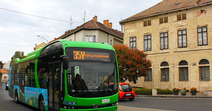 Eldurvult a helyzet Pécsen: kövekkel dobálják a buszokat, kiderült, kik állnak a megdöbbentő támadássorozat mögött