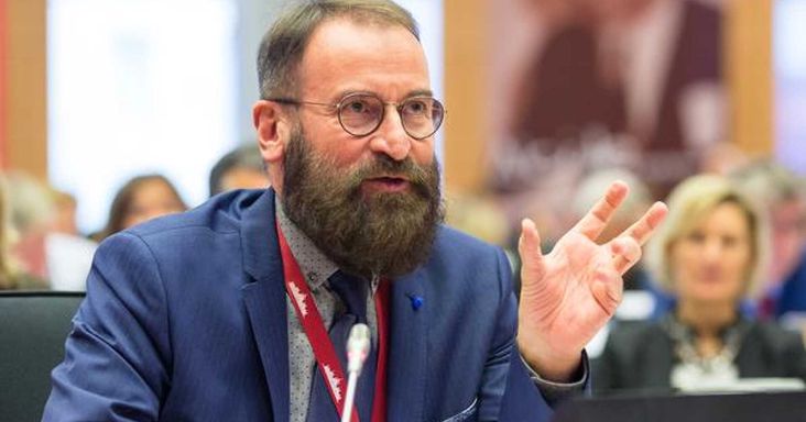 Nyugdíjba vonult Szájer József