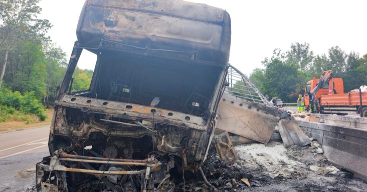 Minden nap kimegy az M3-ason halálra égett kamionos felesége a férje sírjához – A kisfiuk is képtelen feldolgozni a tragédiát