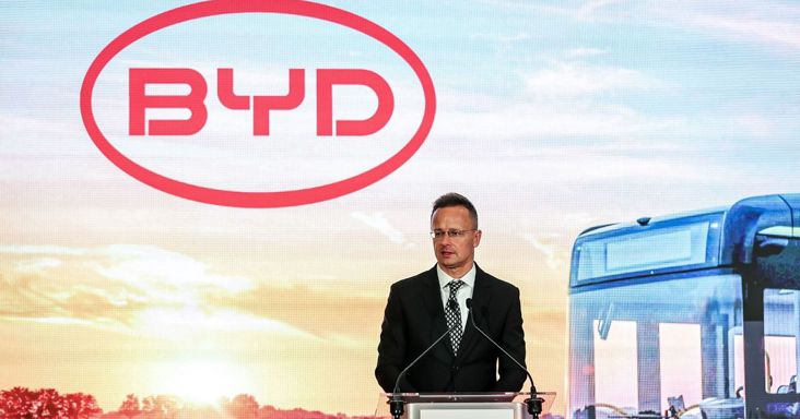 Váratlan fordulat: megszólalt Kína Szijjártó Péter BYD-s igazolásáról – Peking nem huny szemet, jobban teszi, ha nagyon igyekszik az autógyártó