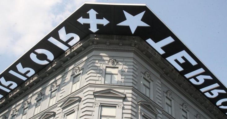 Tarr Zoltán bejelentette, hogy kedden újra kinyit a Terror Háza Múzeum, közben Bayer Zsolt a bezárás miatt szervez Békemenetet