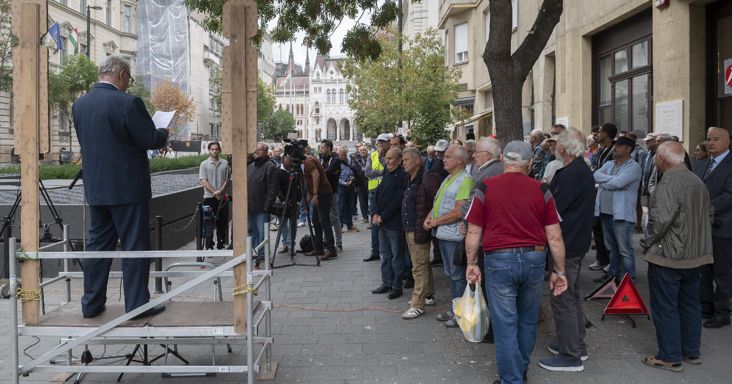 „Tisztítótüzet a légiközlekedésben!” – pilóták tüntettek a Miniszterelnökség épülete előtt