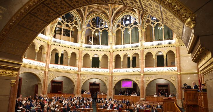 Súlyos döntések várhatóak a parlamentben, Magyar Péter az ellenzék viselkedése miatt nem szólal fel – kövesse élőben a Blikken