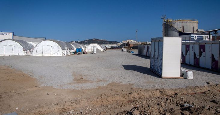 Nem ürül Ceuta, sátortáborokat állítanak fel több ezer migránsnak