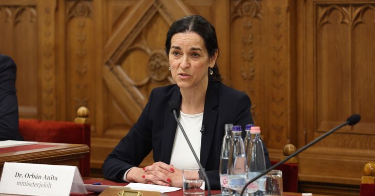 Feljelentést tett Szijjártó Péter magángépes útjai miatt Orbán Anita – videó