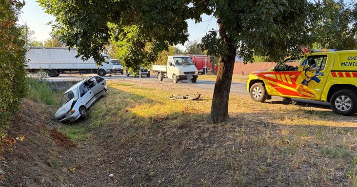 Teherautóval ütközött, majd árokba csapódott: egy kilenc hónapos csecsemő is az autóban utazott