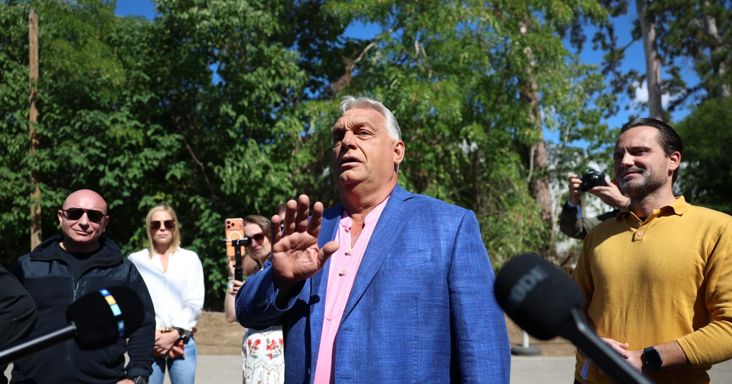 Miért van még mindig kék villogó Orbán Viktor kisbuszán? - Kötcsén is látták rajta