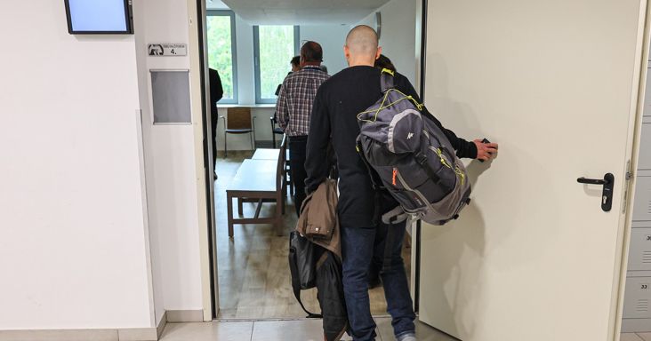 „Jó napot, leszúrtam az apámat" – 70. születésnapján gyilkolta meg fia az elismert magyar képzőművészt – drámai hangfelvétel a bíróságon