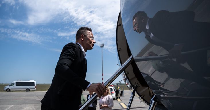 Orbán Anita feljelentést tesz, mert Szijjártóék 4 milliárddal többet költöttek magángépes repkedésre, mint amennyibe a business osztály került volna