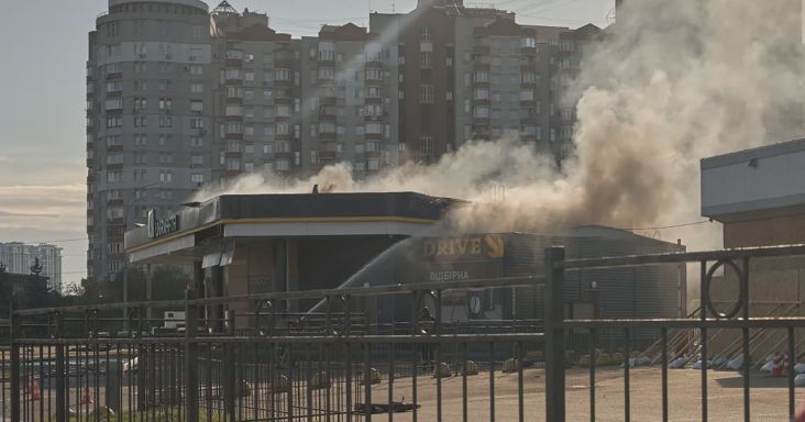 Benzinkutakat lőttek az oroszok Kijevben, az ukránok orosz olajfinomítót