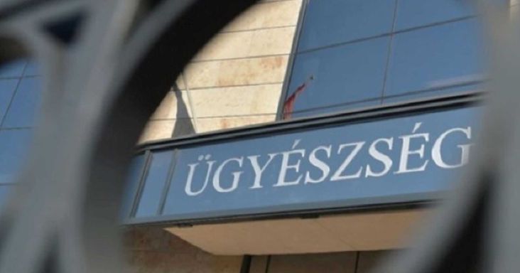 A rendőr szeme láttára rugdosta haragosát a férfi Vas megyében, most bíróság elé áll
