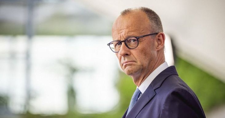 Abszurd: míg Magyar Péter szerint Magyarországon nincs igény védett üzemanyagárakra, Friedrich Merz Németországban épp most készül valami hasonlóra
