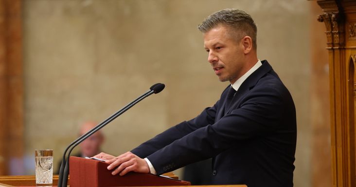 Ehhez már védősisak is kellett, fontos bejelentést tett Magyar Péter – Fotó