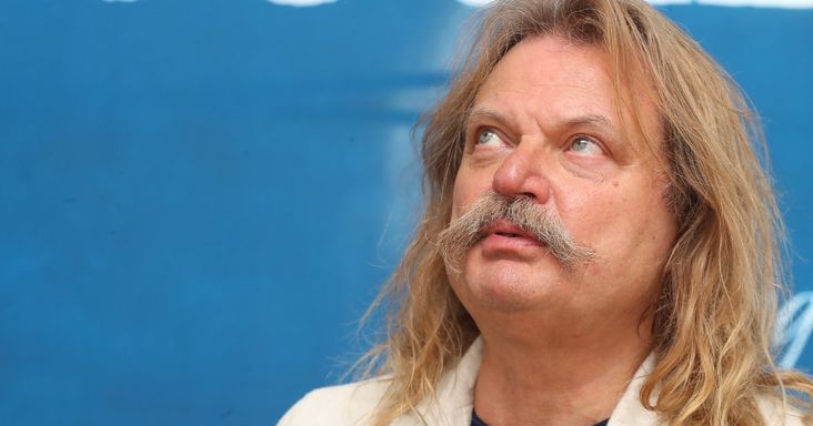 Van egy kis gond azzal, amit Leslie Mandoki mond a 320 milliós előleg ügyéről: más lehet a valóság