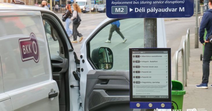 Okoseszközök lepik el a megállókat – Komoly újítást tesztel a BKK