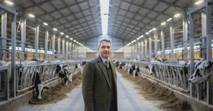 A politikából kilépő Lázár János arról posztolt, tíz év után bírságolták meg, mert engedély nélkül építkezett az erdejében
