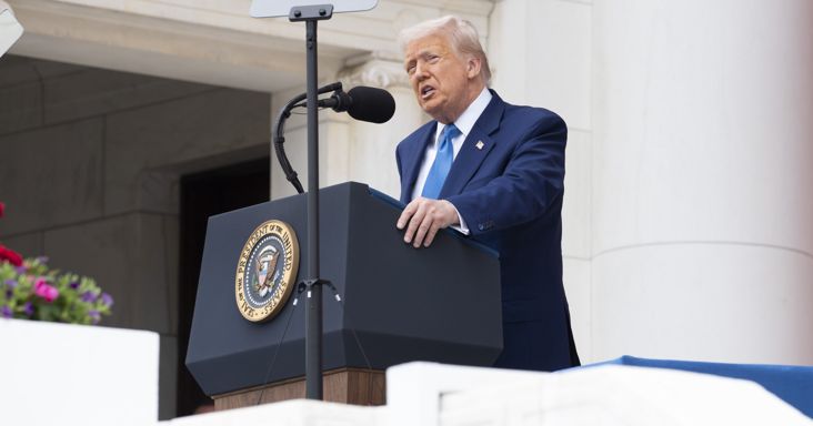 Bedobta Donald Trump: masszív pénzszórásba kezd - Ezzel fordítaná meg a választást a rendkívül népszerűtlen elnök