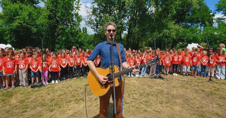 Több mint 3000 magyar gyerek énekelte ugyanazt a dalt – különleges klip lett a vége
