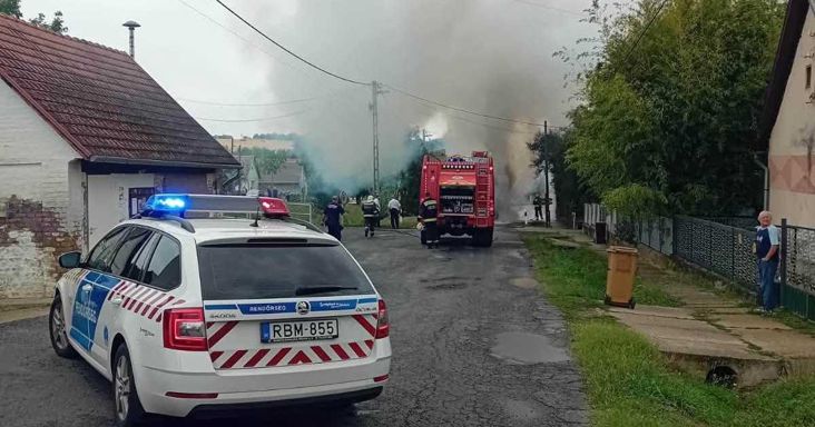 Kigyulladt és szénné égett egy menetrend szerinti busz Tolna megyében – fotókon a roncs