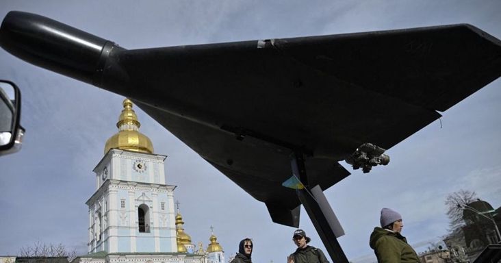 Hajszálon múlt a tragédia - orosz drón csapódott egy Lengyelország felé tartó ukrán személyvonatba, ezt a vonalat használják a külföldi politikusok is, most ezen utazott Merz bizalmi embere és Boris Johnson is