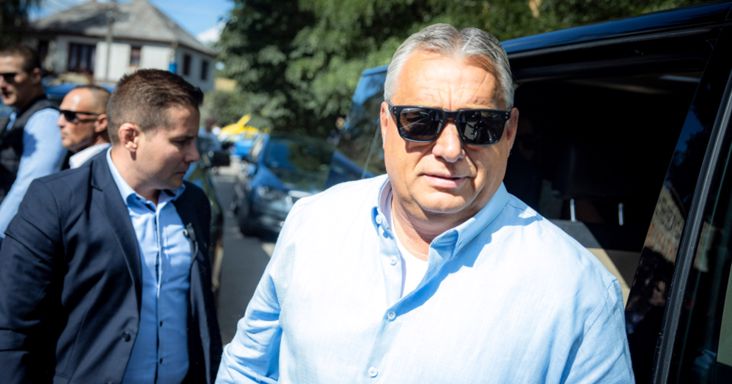 Orbán Viktor visszatért és a lovak közé csap