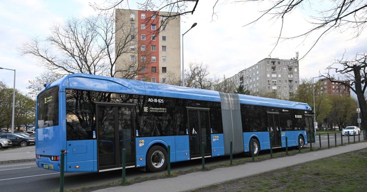 Beszakadt az úttest a XV. kerületben, az aszfalt elnyelt egy buszt, a mentőket is riasztották