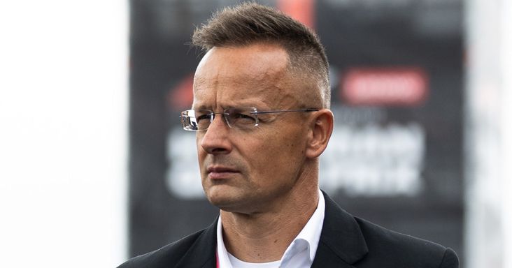 Váratlan helyen készült lesifotó Szijjártó Péterről, miközben a Nemzetbiztonsági Bizottság nem tudja elérni őt