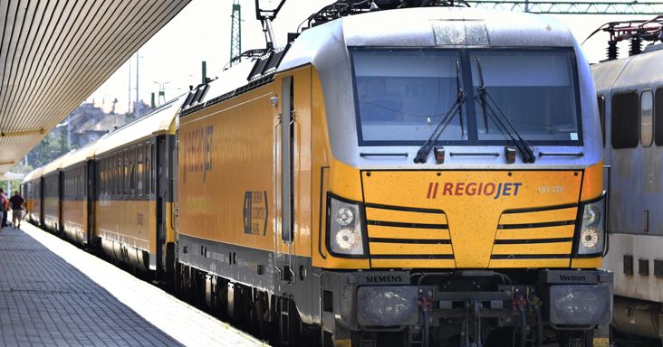 Az egyik vágányon meghibásodott, a másikon autóval ütközött a vonat, Ausztria felé nehéz most eljutni vasúttal
