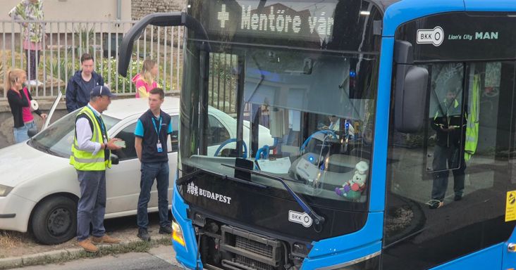 Beszakadt az úttest, megdöbbentő fotókon a baleset a XV. kerületben