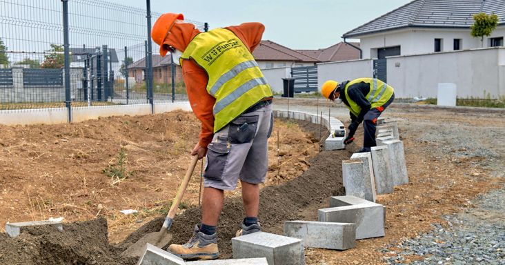 Építik a szegélyeket, elkezdődött az azbesztes kőzet lefedése az Oladi Platón