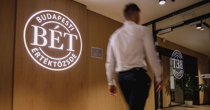 Erősen kezdi a napot a forint, a magyar részvények is felfelé vették az irányt – délután érkezik a piacok tesztje