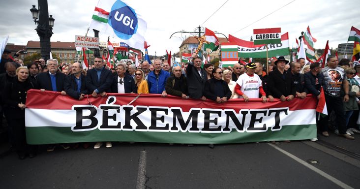 Itt az újabb Békemenet időpontja, Bayer Zsolt utcára hívja a fideszes tábort
