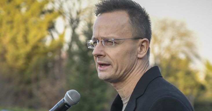 Hiába hallgatná meg Szijjártó Pétert a nemzetbiztonsági bizottság, egyelőre elérhetetlen