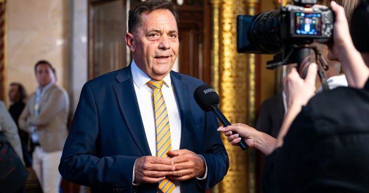Pócs János Frédi és Béni képregényt rajzolgatott a parlamentben, amíg Magyar Péter a gyermekvédelem állapotáról beszélt