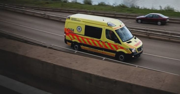 Mentőt és tűzoltót riasztottak, felborult egy autó az M1-M7 autópálya közös szakaszán: több kilométeres a torlódás