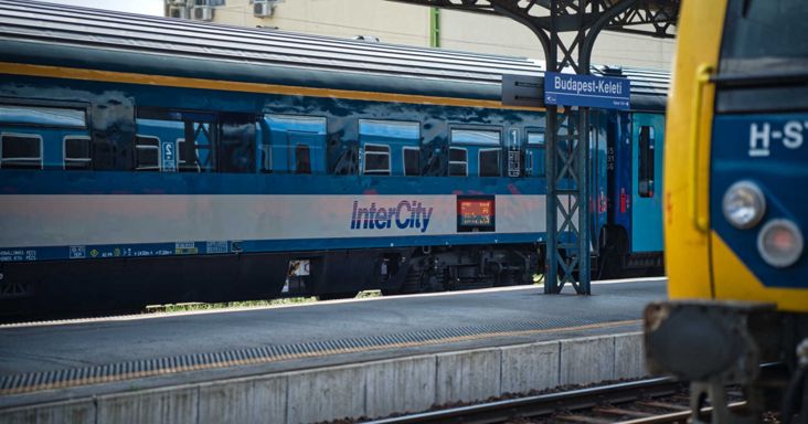A MÁV elismerte: kevés volt a busz a Mura IC utasainak