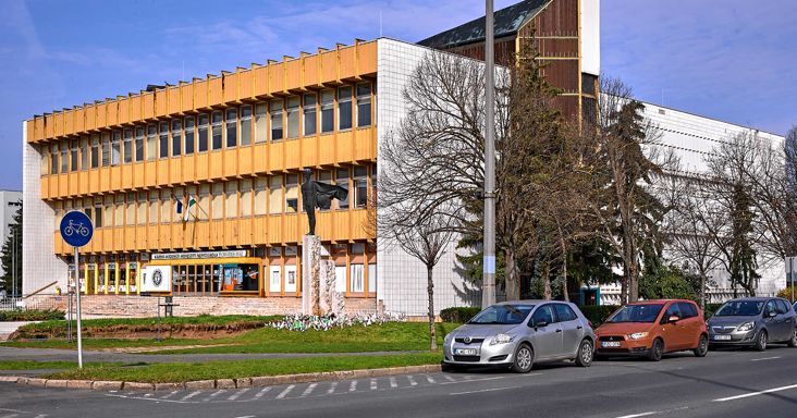 A szombathelyi MMIK dobhat mentőövet a volt Vas megyei főispánnak és a megyei napilaptól elküldött politikai újságírónak