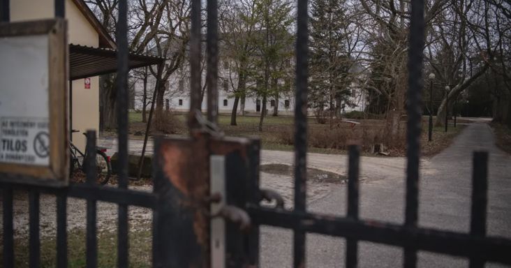 „Szabadidejét, gyakran a hétvégéket is a gyermekek társaságában tölti” – a 444 kikérte a pedofíliáért elítélt bicskei igazgató kitüntetésének indoklását
