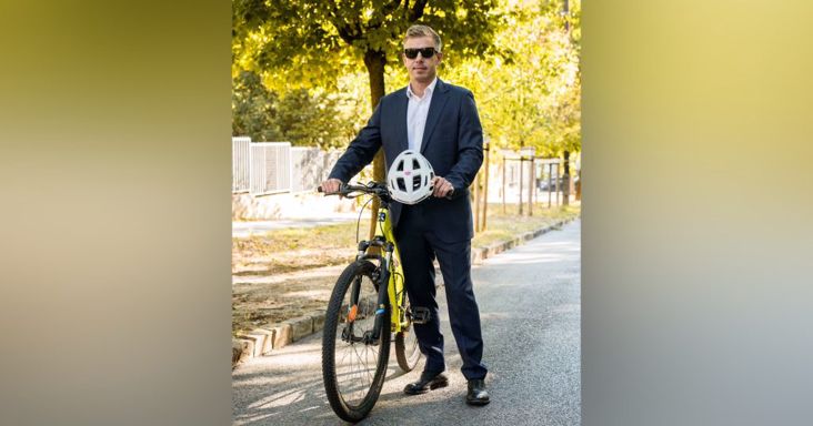Magyar Péter biciklivel gurult be a kormányülésre