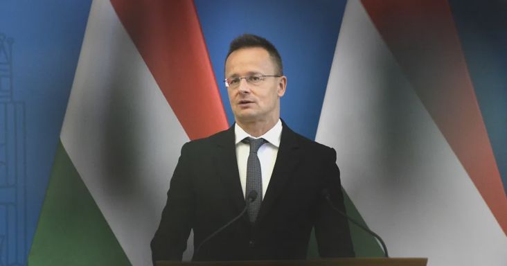 Orbán Anita feljelentést tesz Szijjártó Péter magángépes utazásai miatt