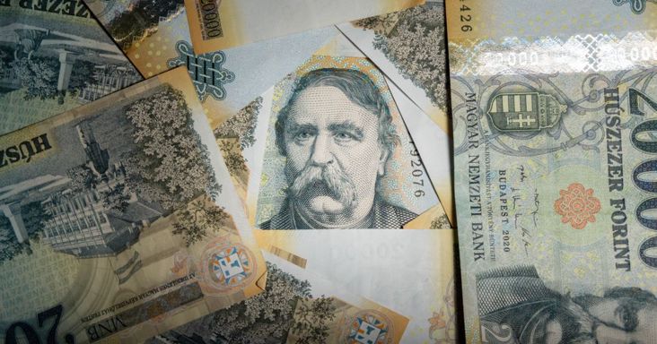 Már reggel új csúcsra ment a pesti tőzsde, a forint is erősen indított – este dőlhet el a piacok sorsa