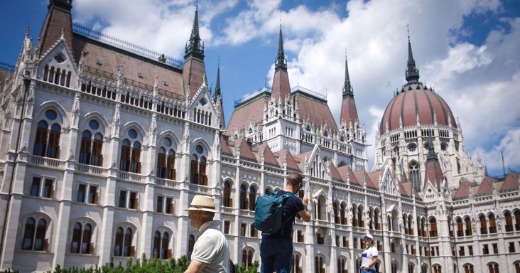 Egy füst alatt adott zöld jelzést a parlament a dízeltámogatásnak és a dohánytermékek megemelt jövedéki adójának