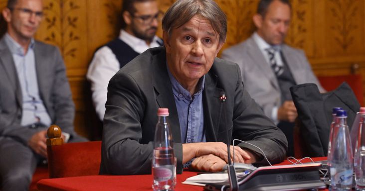 Átláthatóság és reformok: meghallgatták a Médiatanács elnöki posztjának első pályázóit