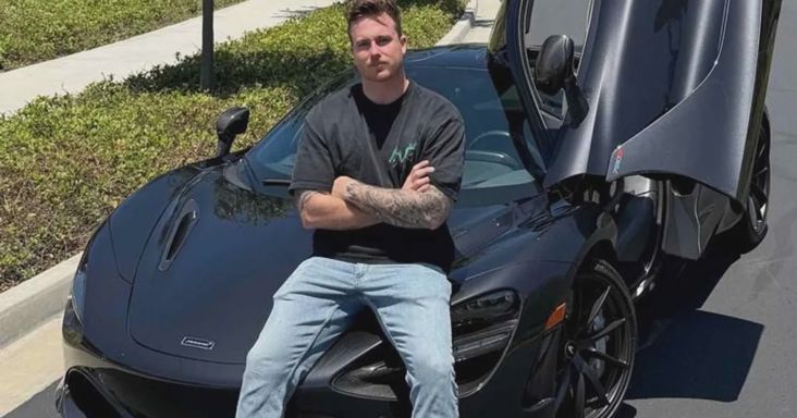 Kettészakadt és kigyulladt a McLaren, meghalt a népszerű autós influenszer – videó
