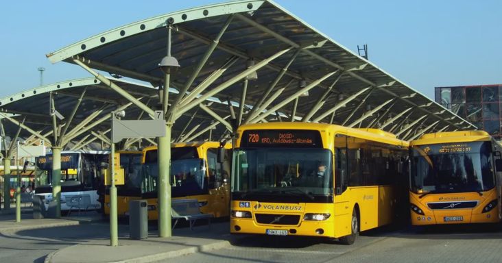 Miről szól a Volánbusz-ügy, ami miatt előállították Jellinek Dánielt és Szivek Norbertet?