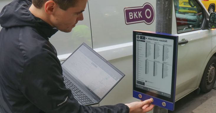 Itt a BKK bejelentése, hamarosan érkeznek a digitális menetrendi táblák