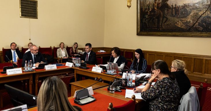 „Nem tudtuk, nem sejtettük, hogy mi történt pontosan a rémségek kastélyában”, mondta a bicskei gyerekotthon volt dolgozója a vizsgálóbizottságnak