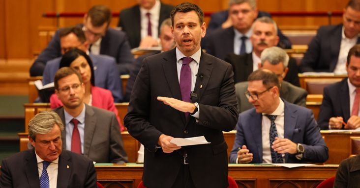 Vitézy Dávid visszaszólt Orbán Viktornak, és emlékeztette rá, ki hagyta „lerohadni” a MÁV-ot