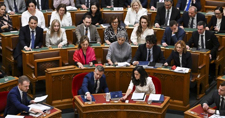 Hamvába halt a Fidesz-KDNP bojkottja, megválasztották az új alkotmánybírákat